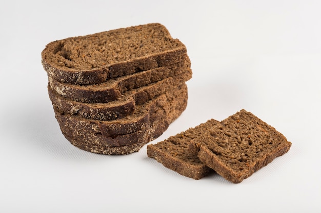 Schwarzbrot mit in Stücke geschnittenen Tomaten auf Weiß