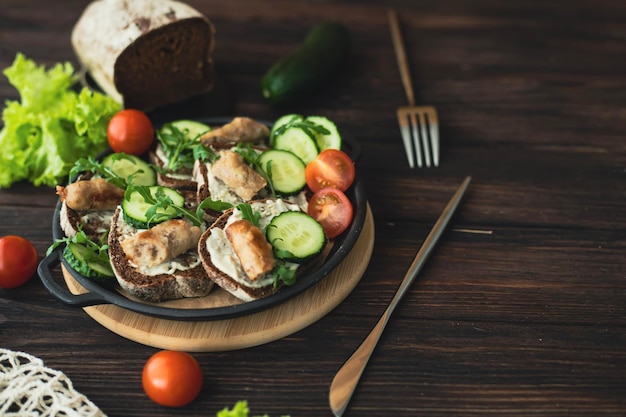 Schwarzbrot-Sandwiches mit Grünsauce und gebratenen Würstchen Ein herzhaftes Gericht