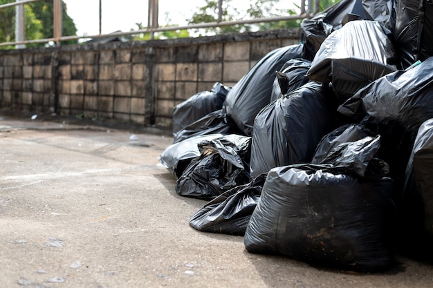 Schwarze Abfalltasche der Nahaufnahme