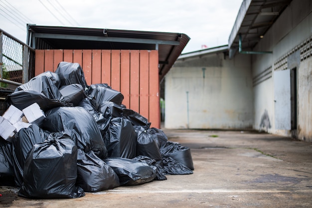 Schwarze Abfalltasche der Nahaufnahme