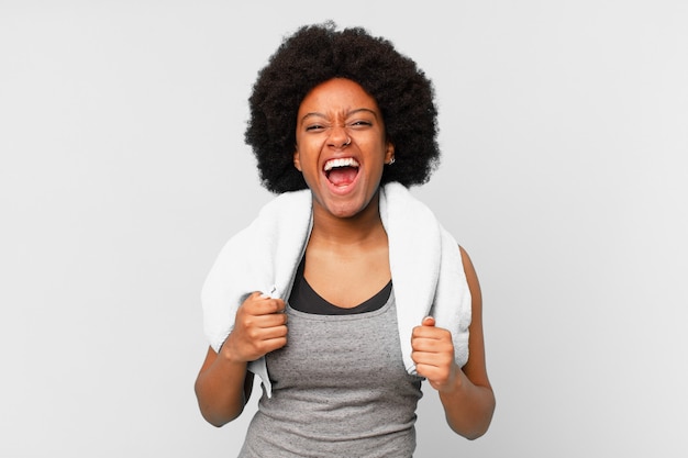 Schwarze Afro Fitness Frau mit Handtuch um den Hals