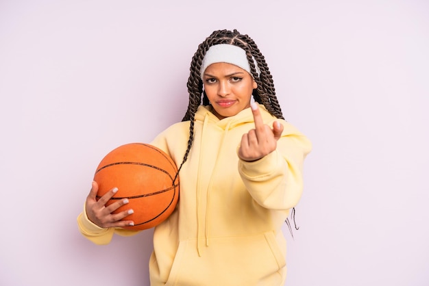 Schwarze afro-frau, die sich wütend, genervt, rebellisch und aggressiv fühlt. basketball-konzept