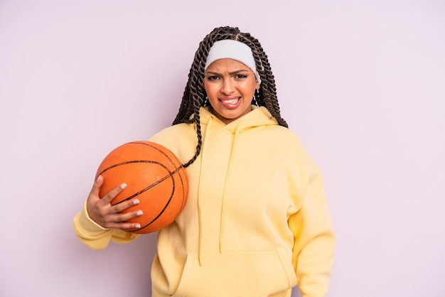 Schwarze Afro-Frau, die verwirrt und verwirrt aussieht. Basketball-Konzept