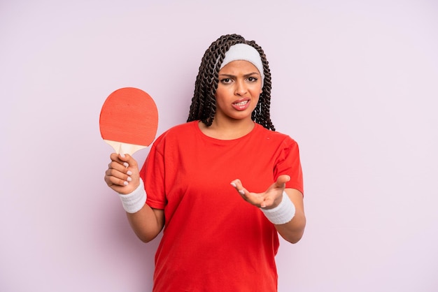 Schwarze Afro-Frau, die wütend, genervt und frustriert aussieht. Ping-Pong-Konzept