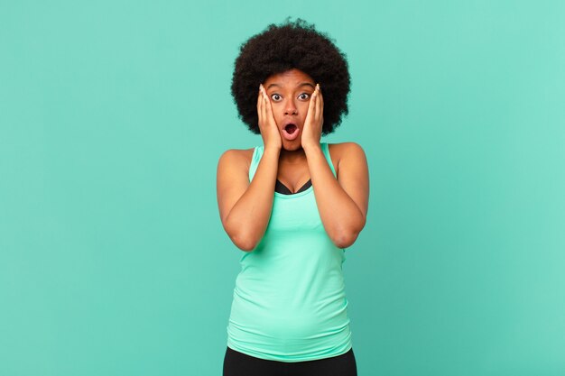 schwarze Afro-Frau gegen isolierte Wand