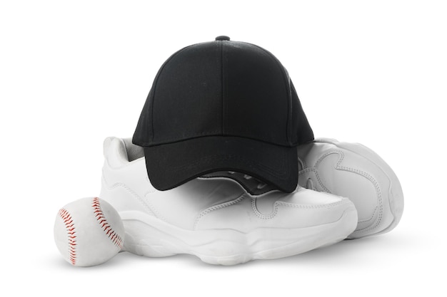 Schwarze Baseballmütze, weiße Turnschuhe und Ball auf weißem Hintergrund
