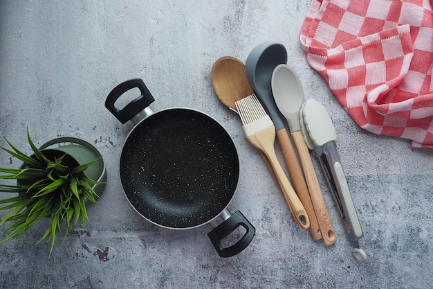 Schwarze Bratpfanne auf Tischdecken