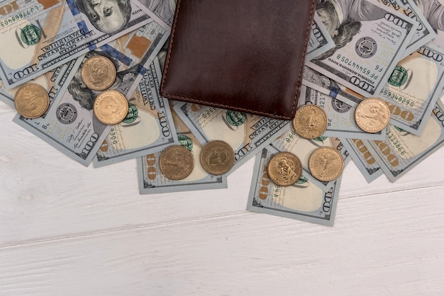 Schwarze Brieftasche mit Dollar-Banknoten und Cent-Münzen, Sparkonzept