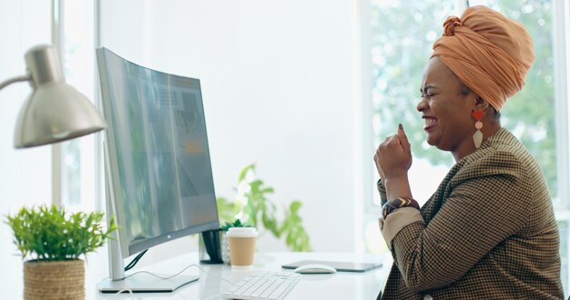 Schwarze Computer- und Faustfeier im Büro für Erfolgsförderung oder Gewinnen am Schreibtisch Corporate African Executive Lächeln Gewinner feiern und pc für E-Mail-Motivation oder Leistungsbonus