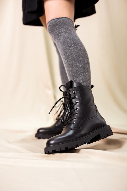 Schwarze Damenstiefel aus echtem Leder. Neue Kollektion von Winterschuhen für stylische Mädchen. Modische stilvolle Lederstiefel für Damen.