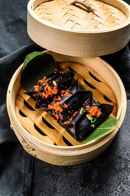 Schwarze Dim-Sum-Knödel im Bambusdampfer.