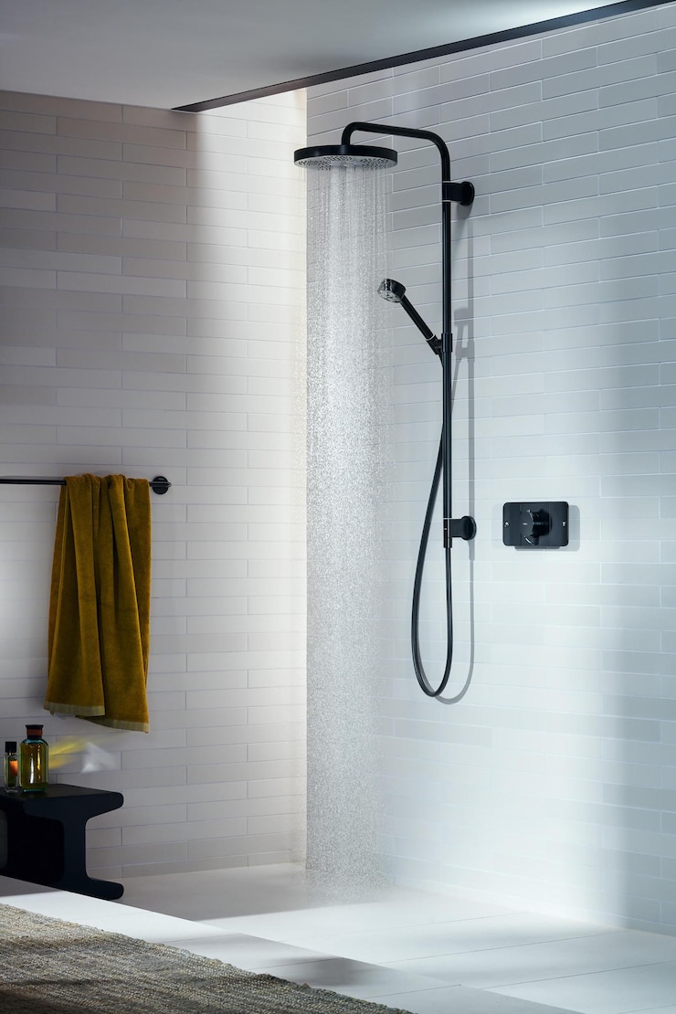 Foto schwarze dusche mit wasser im modernen badezimmerinterieur