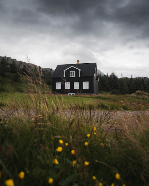 Schwarze einsame Hütte in Island