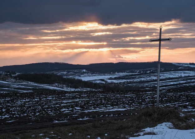 Schwarze Erde Ackerland bedeckt mit dem letzten Schnee Vorfrühling Ruhiger Sonnenuntergang am Abend in der ukrainischen Landschaft Lemberg Region