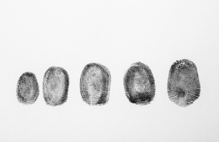 Foto schwarze fingerabdrücke auf draufsicht des weißen hintergrundes