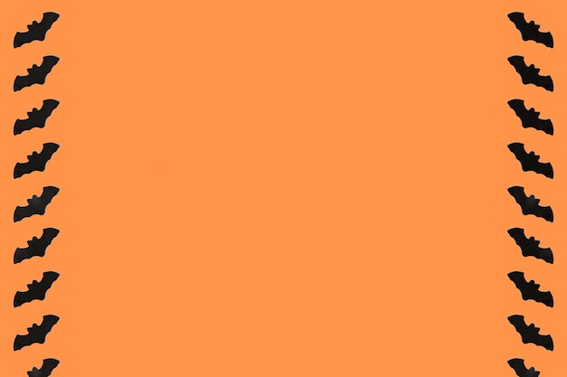 Schwarze Fledermäuse auf orange Hintergrund