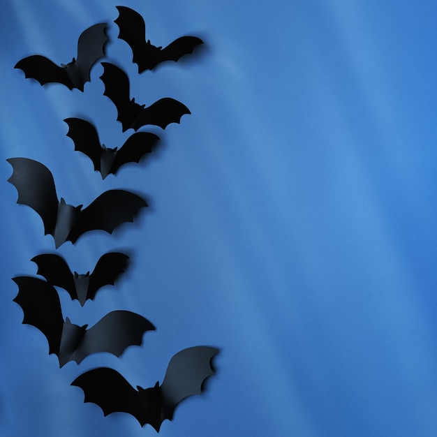 Schwarze Fledermäuse und Schatten als Halloween-Party-Hintergrund mit leerem Raum. Rahmen aus Papier