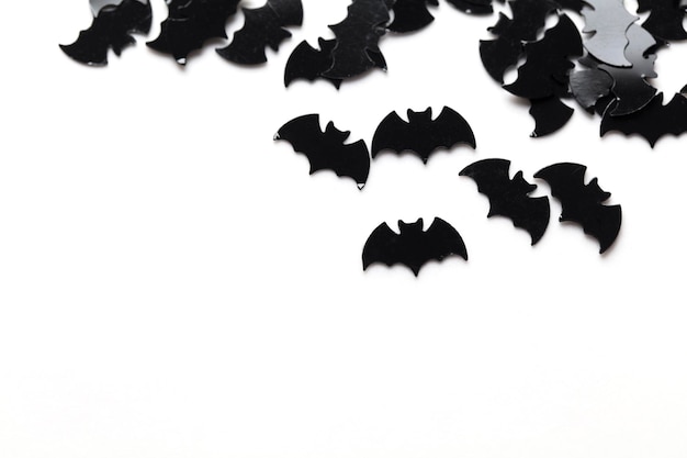 Schwarze Fledermausformen auf weißem Hintergrund Halloween-Hintergrund