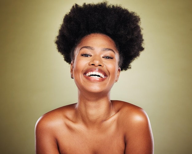 Schwarze Frau Afro Haar oder Gesichtspflege leuchten auf grünem Studiohintergrund Dermatologie Kosmetologie oder Selbstliebe Wellness Porträtlächeln oder glückliches Schönheitsmodell und natürliche Frisur oder Make-up-Kosmetik
