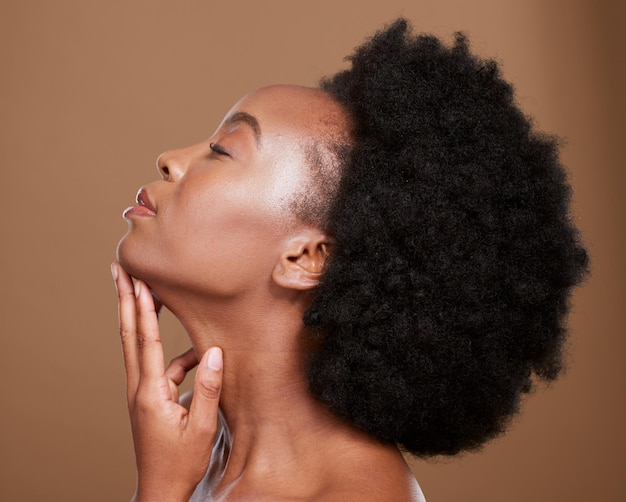 Schwarze Frau Afro Schönheit und Haarpflege für Hautpflege oder Kosmetik im Salon vor braunem Studiohintergrund Afroamerikanische Frau in Relax Wellness und gesunder Pflege für Haarbehandlung auf Mockup