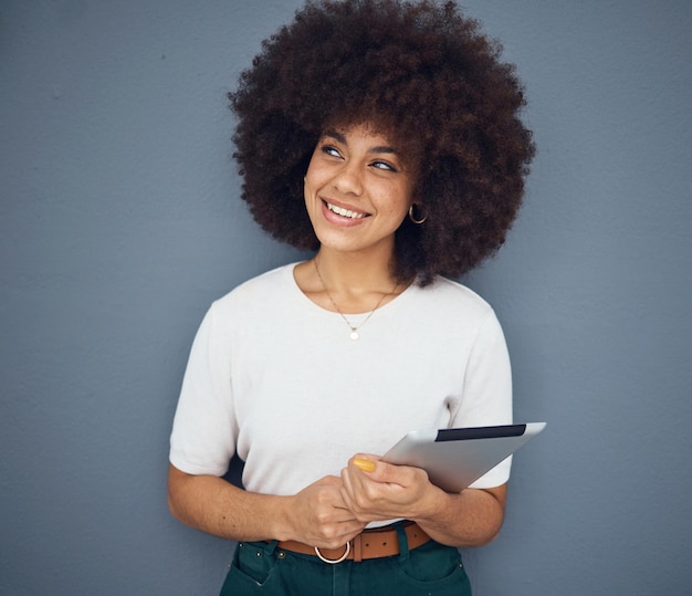 Schwarze Frau Afro-Tablet-Denken und Studiohintergrund für digitales Marketing in der Internet-App Junge afrikanische Frau, glückliche mobile Technologie und Tagtraum-Vision für Ideen bei Geschäftswerbung oder Startup