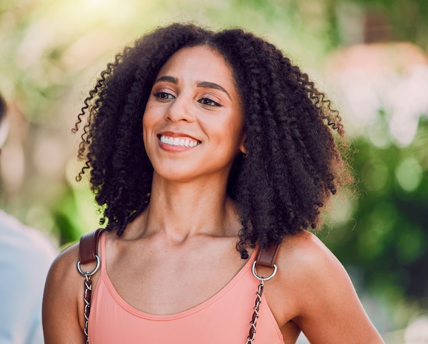 Schwarze Frau Afro und Sightseeing in der Stadt Reiseort Sommerurlaubsziel oder Urlaub in Rio de Janeiro Lächeln Sie glücklich oder Modestudent Tourist oder Reisender mit coolem Stil oder funky Haaren