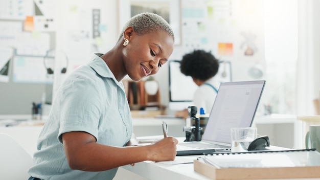 Schwarze Frau an der Rezeption, die Notizen oder Briefe mit Laptop auf dem Tisch schreibt, Planungsplan, Agenda, Memo oder Chefkalender Unternehmergeschäft und weibliches Brainstorming starten Ideen im Büro