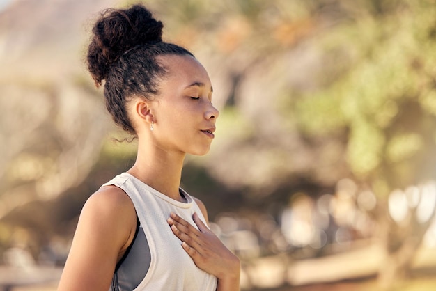 Schwarze Frau Atem und Hand auf der Brust für Meditation und Wellness, friedlich zu entspannen Bokeh afroamerikanische Frau und Dame im Freien in der Natur und ruhig für Atemübungen und Gesundheit