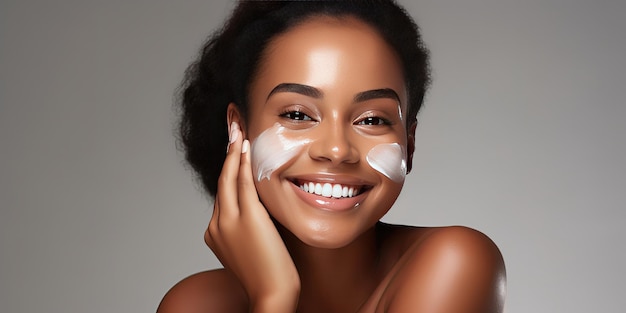 Schwarze Frau, die Gesichtscreme auf die Haut aufträgt, Hautpflege, Wellness, helle, glückliche Gesichtshaut und Sonnencreme