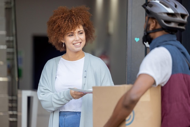 Schwarze Frau E-Commerce und Lächeln für Lieferbox Frachtservice und Online-Kauf oder Bestellung an der Tür Fröhliche afroamerikanische Kundin lächelt mit Papieren für die Paketzustellung oder den Versand