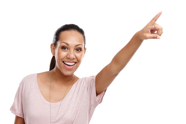 Schwarze Frau erregt Porträt und zeigt mit dem Finger im Studio für Werbung für Mockup-Marketing-Promo- oder Einzelhandelsverkaufsvorschläge Glückliche Person Punkt- und Visionsmotivation isoliert auf weißem Hintergrund
