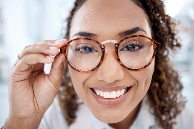 Schwarze Frau Gesicht Nahaufnahme und Brille für Augenpflege Vision und Designer-Rahmen verschreibungspflichtige Linse und Optometrie Portrait Fashion Eyewear und Gesundheit für Augen für Wellness-Lächeln und glücklich mit der Wahl