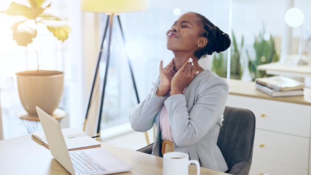 Schwarze Frau hat Nackenschmerzen und Verletzungen im Büro unter Stressdruck oder Burnout aufgrund von Fehlern oder Ängsten. Frustrierte afrikanische Frau oder Geschäftsangestellte mit Schmerzen oder Muskelverspannungen am Arbeitsplatz