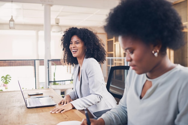 Schwarze Frau lacht in einem Geschäftstreffen über lustige Ideen, die Online- und Startup-Teamarbeit im Büroarbeitsbereich planen Fröhliche professionelle Menschen, die am Laptop für Zusammenarbeit und Karriere-Workflow arbeiten