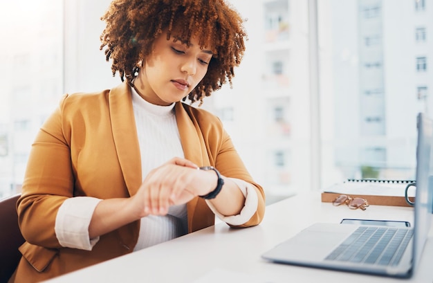 Schwarze Frau Zeitmanagement und Scheckuhr mit Zeitplan und Uhr Laptop und Schreibtisch mit Termin Professionelles weibliches Geschäft und Kalender mit Planung von Unternehmensangestellten und pünktlich