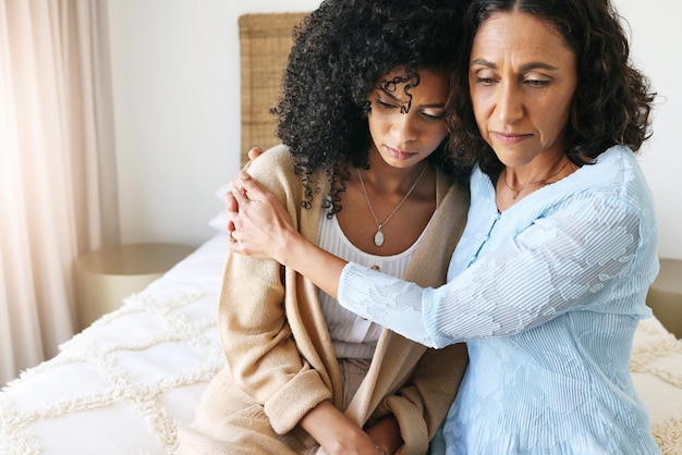 Schwarze Frauen umarmen Trost und Trauer mit Empathie Freundlichkeit und psychische Gesundheit Liebe mit Trauer und Verlust Depression Mutter und erwachsene Tochter mit Mitgefühl und Fürsorge Familie und Unterstützung mit Vertrauen