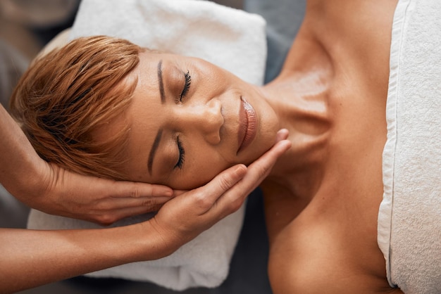 Schwarze Frauenmassage und Schönheitsgesichtsbehandlung mit luxuriöser Bio-Behandlung auf dem Kopf im natürlichen Gesundheitsbad, um Stress abzubauen und die Haut zu entgiften. Kosmetische Hautpflege-Wellnessbehandlung und Lächeln mit Frieden
