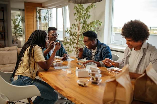 Schwarze Freunde essen Essen zum Mitnehmen zu Hause