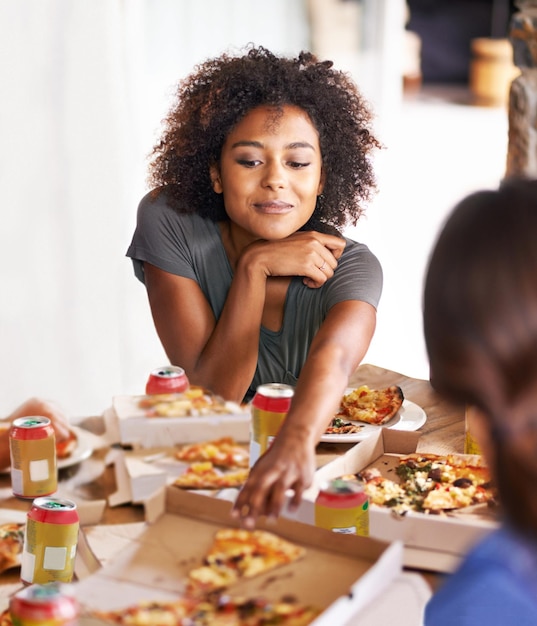 Schwarze Freundinnen und Pizzaparty am Tisch essen oder sich verbinden, um sich im Restauranthaus oder Café zu entspannen Frauengruppe und italienisches Fast Food beim Abendessen, Mittagessen oder Essen für Biergetränke oder geselliges Beisammensein