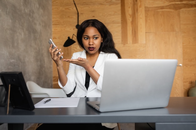 Schwarze Geschäftsfrau, die Laptop für die Analyse von Daten Börsen Forex-Handelsdiagramm Börsenhandel Online-Finanzinvestitionskonzept Nahaufnahme verwendet