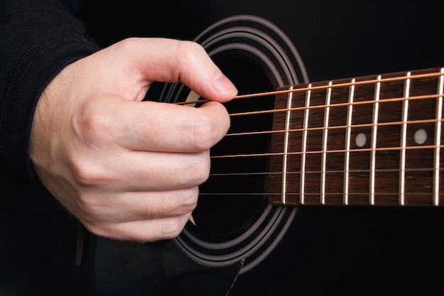 Schwarze Gitarre spielen Gitarrenhände aus nächster Nähe