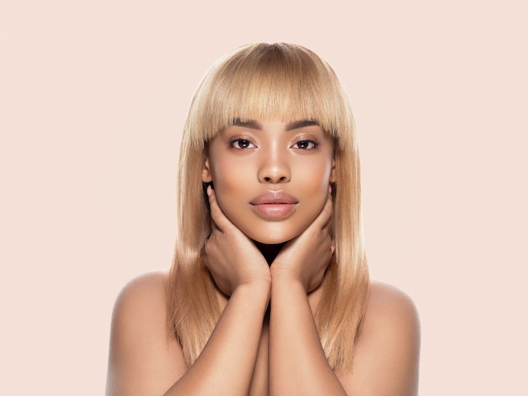 Foto schwarze hautschönheitsfrau gesunde haarhaut nah afroamerikanisches schönes modell mit den händen. auf beige.
