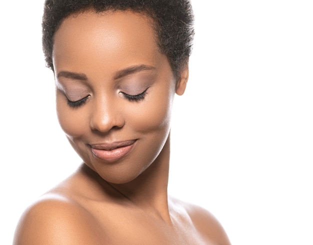 Schwarze Hautschönheitsfrau reine natürliche Haut Afromädchen lokalisiert auf Weiß. Studioaufnahme.