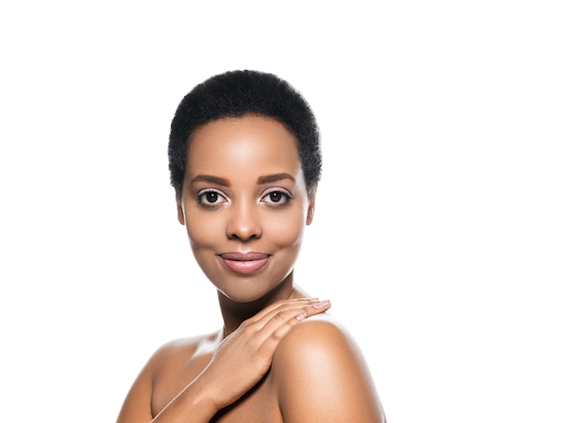 Schwarze Hautschönheitsfrau reine natürliche Haut Afromädchen lokalisiert auf Weiß. Studioaufnahme.