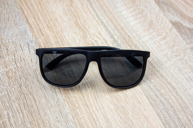 Schwarze Herrensonnenbrille. Quadratische schwarze Herrenbrille mit dunkler Tönung