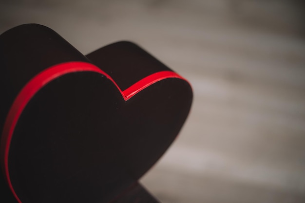 Schwarze Herz-Geschenkbox mit roten Streifen