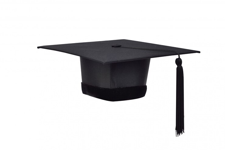 Foto schwarze hüte und schwarze quasten von universitätsabsolventen auf isoliertem weiß