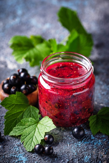 Schwarze Johannisbeermarmelade im Glas