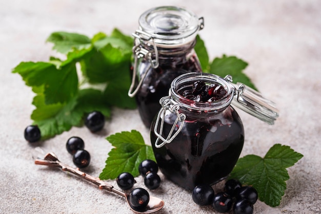 Schwarze Johannisbeermarmelade im Glas