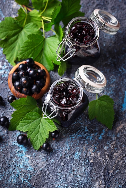 Foto schwarze johannisbeermarmelade im glas